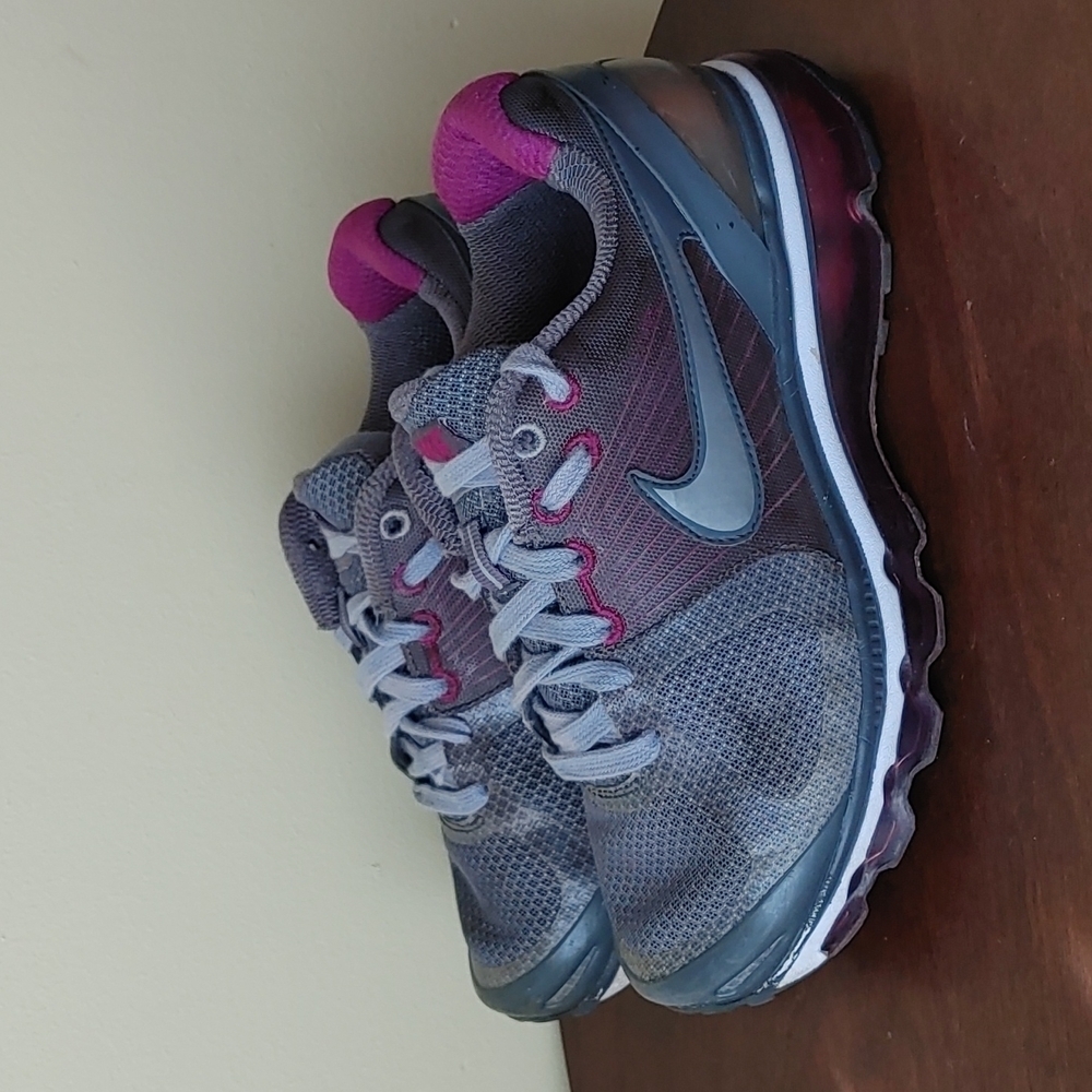 Nike‎ Air Max women's athletic shoes size 7 gray purple